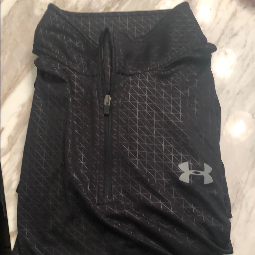 Men’s black UA pull over